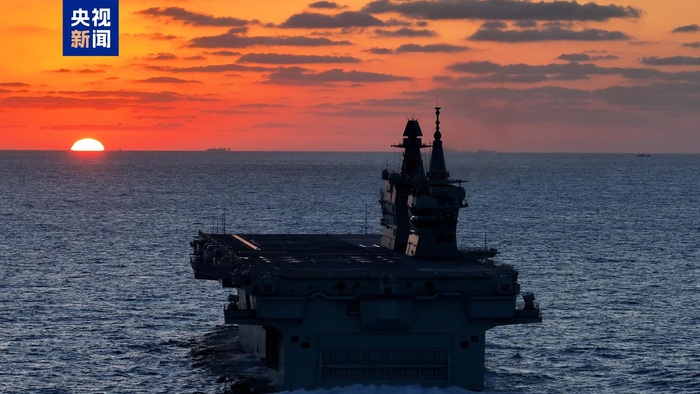 　　△夕阳下航行的四川舰 （霍阳柯 摄）