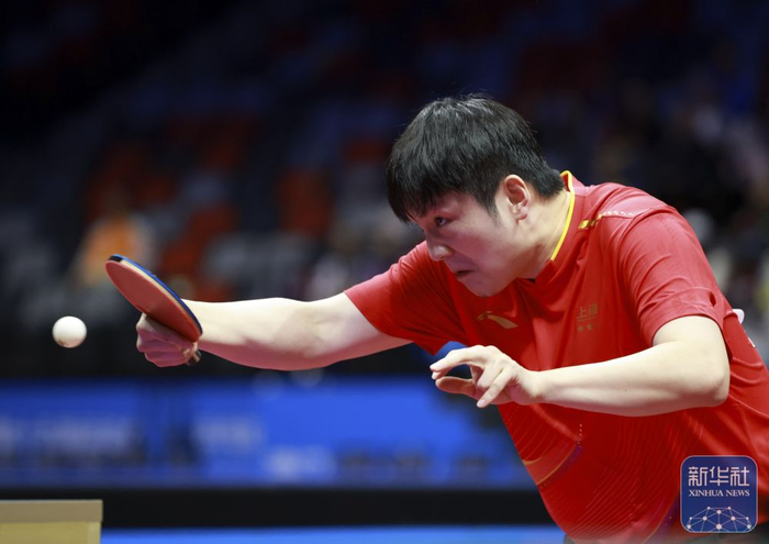 ↑ 上海队选手樊振东在比赛中回球。