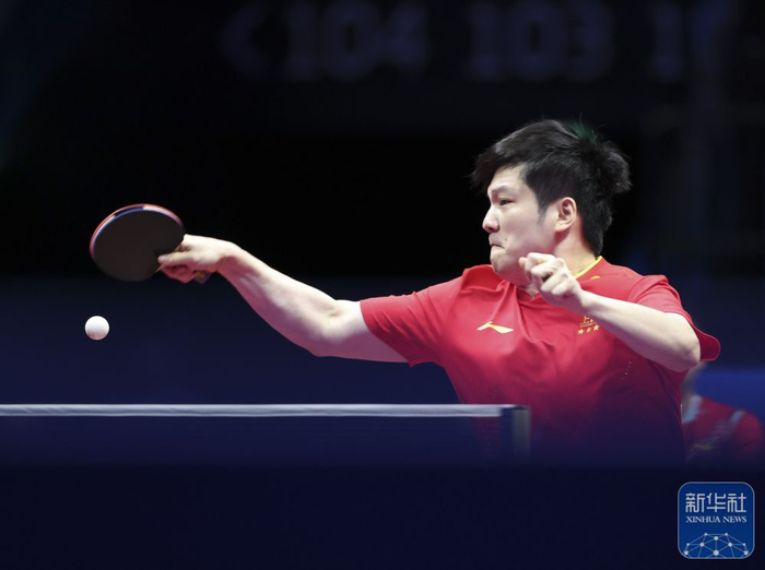 ↑ 上海队选手樊振东在比赛中回球。