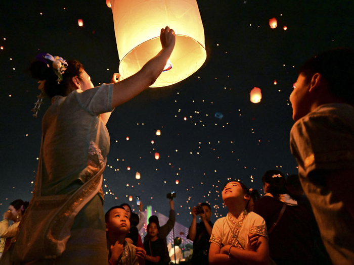 人们放飞孔明灯，庆祝傣历新年的到来。图源：新华社