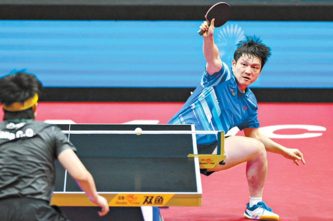 樊振东（右）在比赛中回球。 新华社 供图