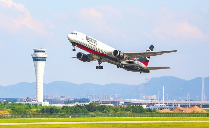 一架货机从鄂州花湖国际机场起飞。 （湖北日报全媒记者 薛婷 摄）