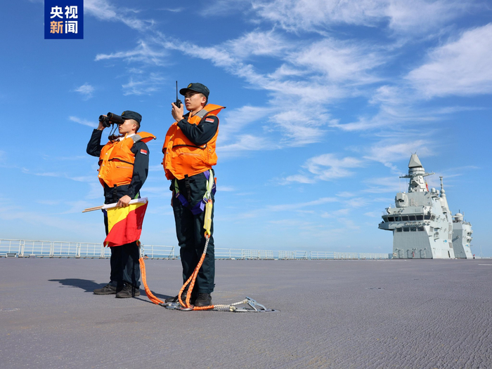 　　△海军四川舰官兵正在进行航行观察瞭望 （霍阳柯 摄）