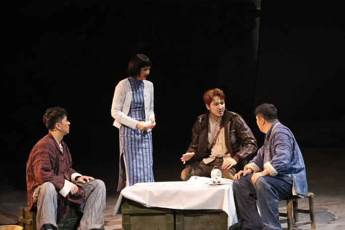 大型原创话剧《寻找“杜立特”》首演现场