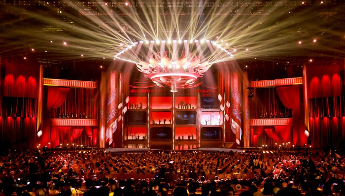 　　这是11月15日拍摄的第38届中国电影金鸡奖颁奖典礼现场。新华社记者 周义 摄