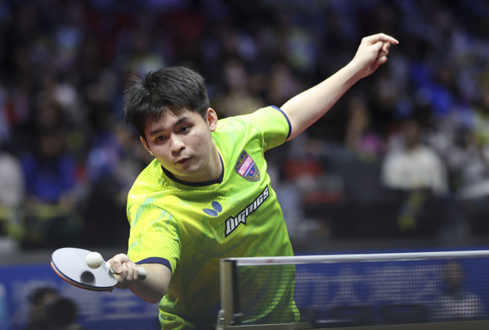 ↑ 海南队选手林诗栋在比赛中回球。