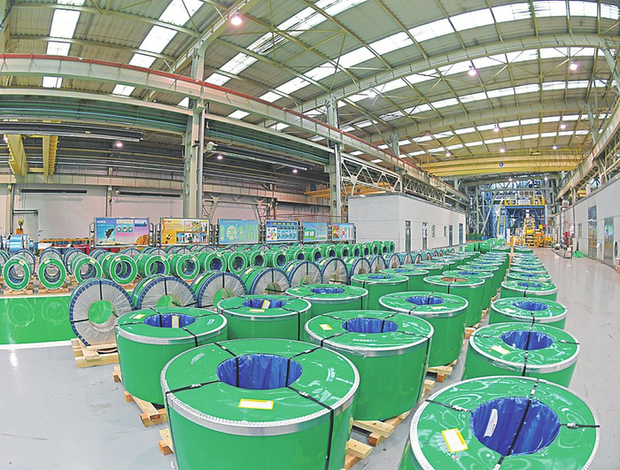 宝武太钢集团精密带钢公司车间内整装待发的“手撕钢”产品。王旭宏摄