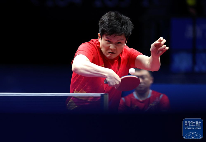 ↑ 上海队选手樊振东在比赛中回球。