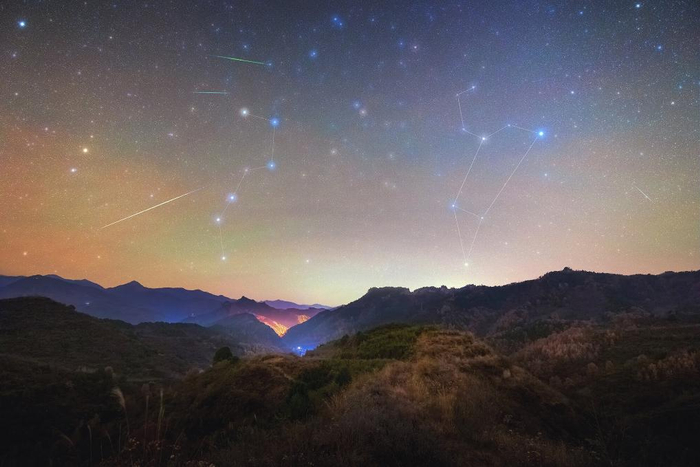 　　2023年11月19日，在甘肃陇南市拍摄的狮子座流星雨（多张叠加）。（鲁罡摄，星联CSVA供图）