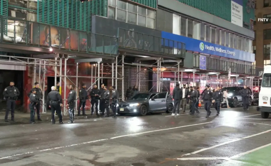 △警方勘查現(xiàn)場(chǎng)