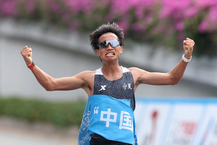 　　11月15日，宁夏队选手何杰在比赛中冲线。新华社记者 丁汀 摄