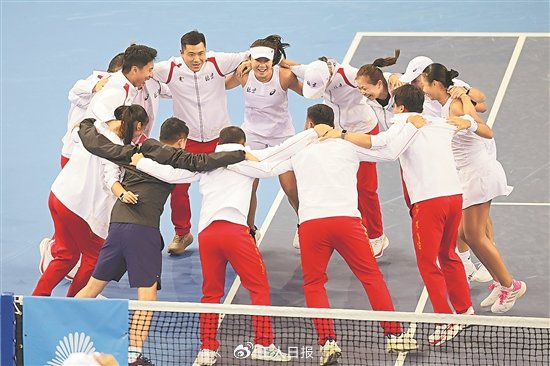 11月12日，北京队在十五运会网球青年组女子团体比赛后庆祝夺冠。新华社记者 张晨霖 摄
