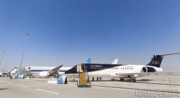 在迪拜航展进行静态展示的C909和C919（中国商飞供图）