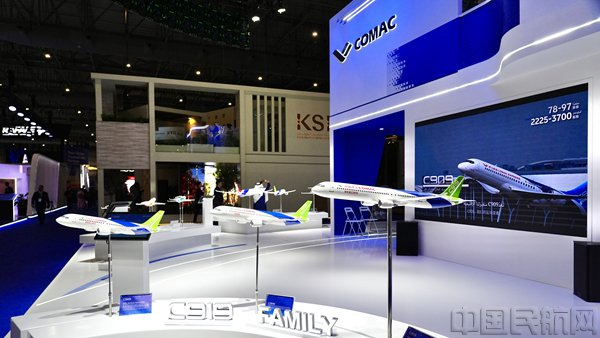 迪拜航展展馆内的中国商飞展台