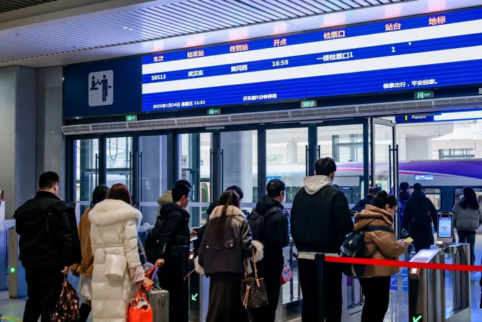 乘客排队扫码乘坐新城快线。图片由湖北铁路集团轨道运营有限公司提供