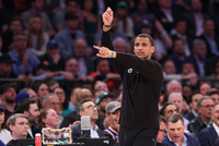 看着球先碰板了！哈登反击欧洲步造干扰球 绿军挑战成功进球无效