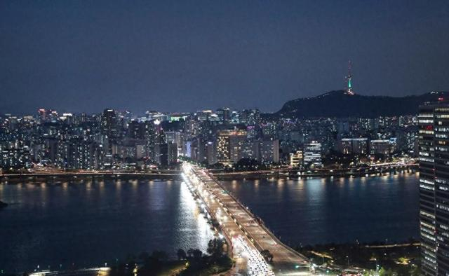 这是2024年6月28日在韩国首尔月亮造型气球上拍摄的汉江夜景。新华社记者姚琪琳摄