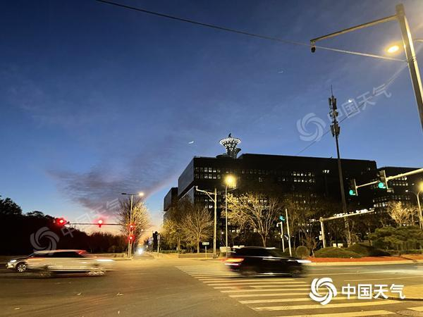 今晨,北京天气晴冷,6时气温-0.6℃,风力仍然较强,体感寒凉。