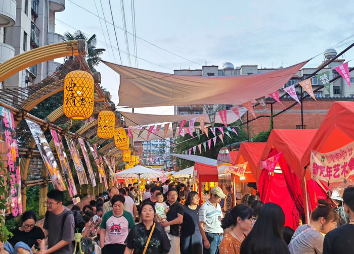 改造后曲靖市麒麟区西门街片区，正以崭新面貌吸引着游客来打卡。图源：“云南发布”微信公众号