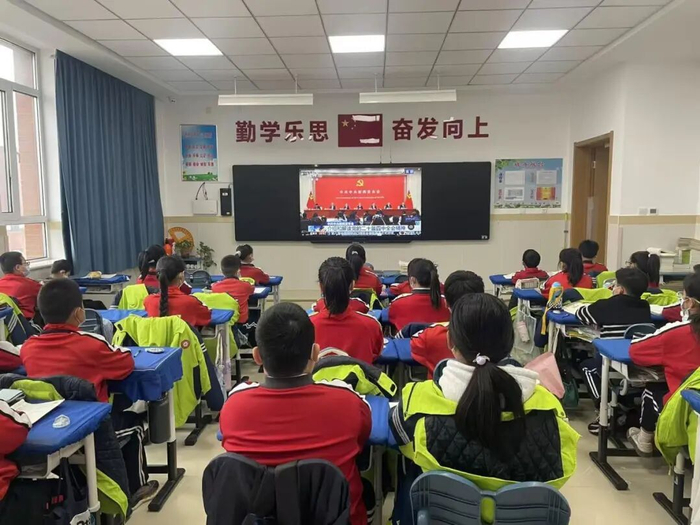 图为组织少先队员集体观看中国共产党第二十届中央委员会第四次全体会议胜利闭幕直播。（受访者供图）