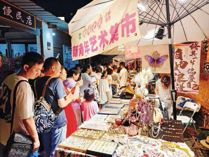游客在集市上驻足。赵会全/摄