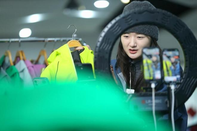  又一个“双十一”到来，各地电商、物流等相关企业全力运转，应对网购物流高峰。 新华社发（梁孝鹏摄）