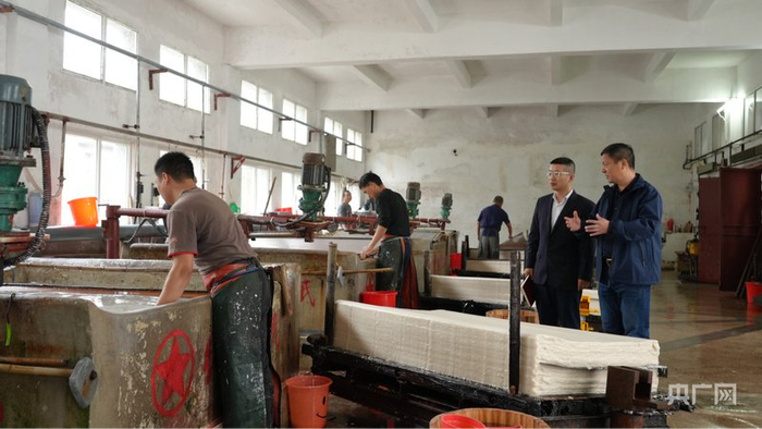 中国银行宣城分行工作人员走进宣纸厂了解宣纸制作过程（央广网记者  刘畅司晨  摄）