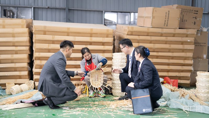 中国银行阜南支行工作人员实地走访黄岗柳编企业（央广网记者  刘畅司晨  摄）