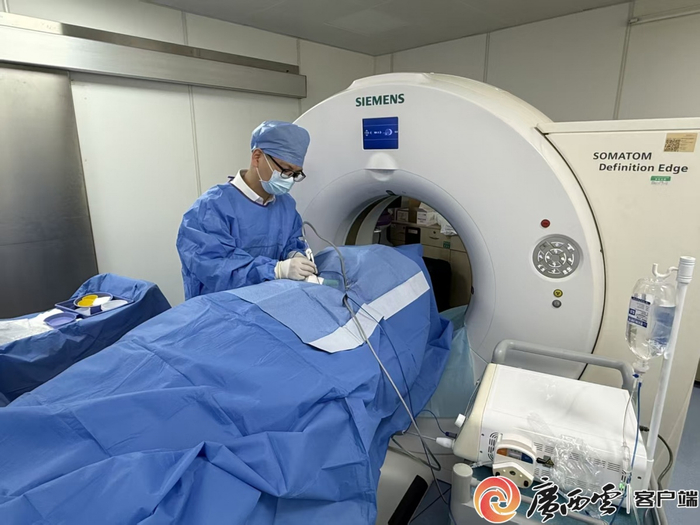 许张涛对病人进行CT引导下经皮肺肿物微波消融术。受访者供图