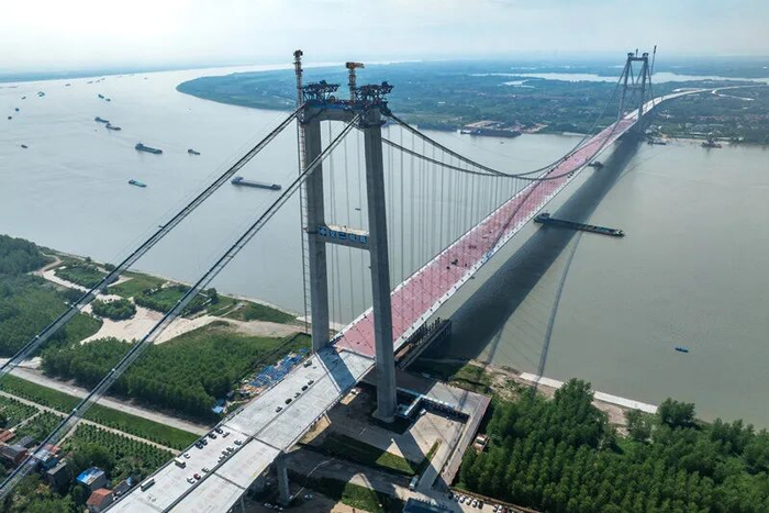 7月26日合龙的双柳长江大桥，将于明年通车。  新华社记者肖艺九 摄