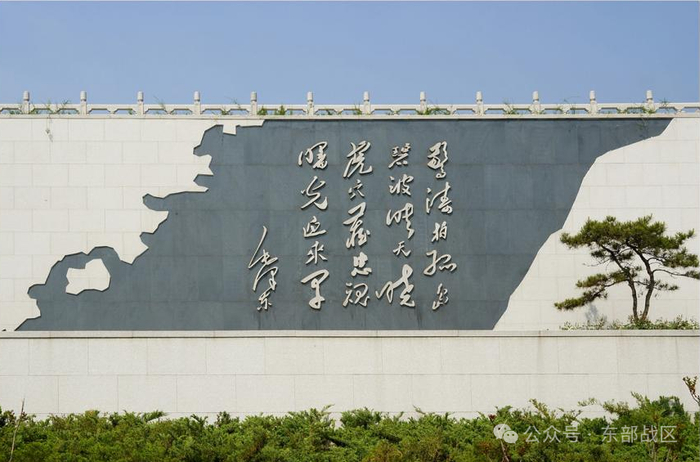   ▲北京西山无名英雄纪念广场上篆刻诗句：“惊涛拍孤岛，碧波映天晓；虎穴藏忠魂，曙光迎来早”。