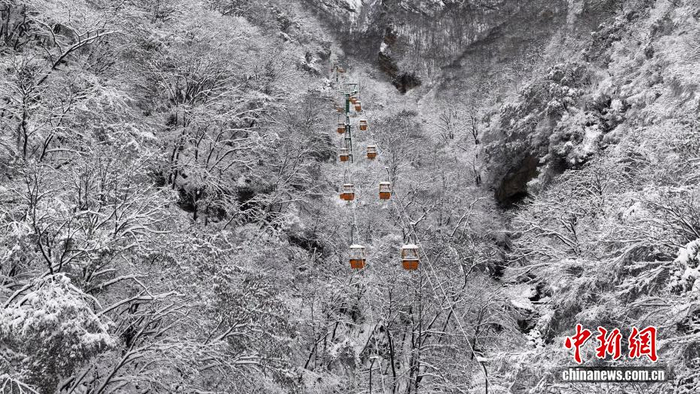   近日，随着气温持续降低，秦岭多地迎来初雪。任颖超 摄