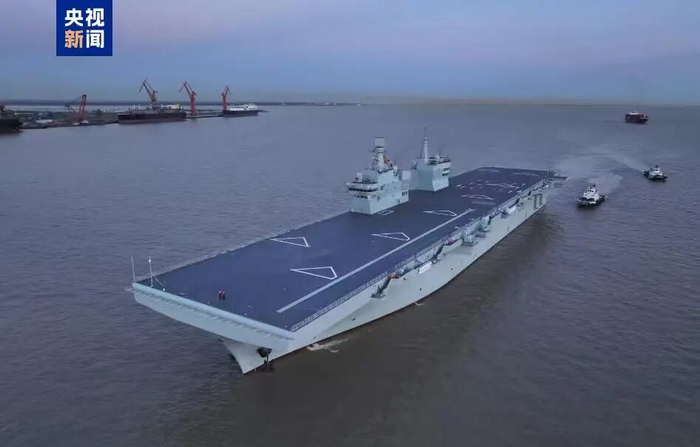 四川舰顺利完成首次航行试验任务返回码头  图：央视新闻