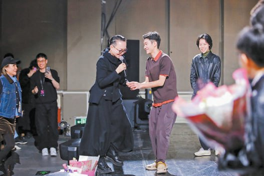 　　宋丹丹看完《一地鸡毛》，向张一山表示祝贺。南懿摄