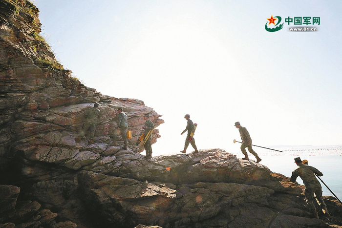 　　海测兵测量前架设基准站。孙灏宸 摄