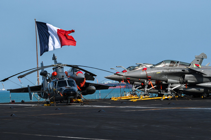 法海军“阵风”舰载机在“夏尔·戴高乐”号航母甲板上（法新社资料图片）