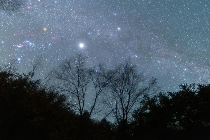 小梁前的星空。周博 摄