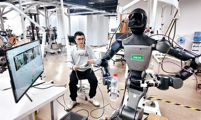 千寻智能 Moz1 机器人正在采集数据（2025 年 11 月 11 日摄） 受访者供图