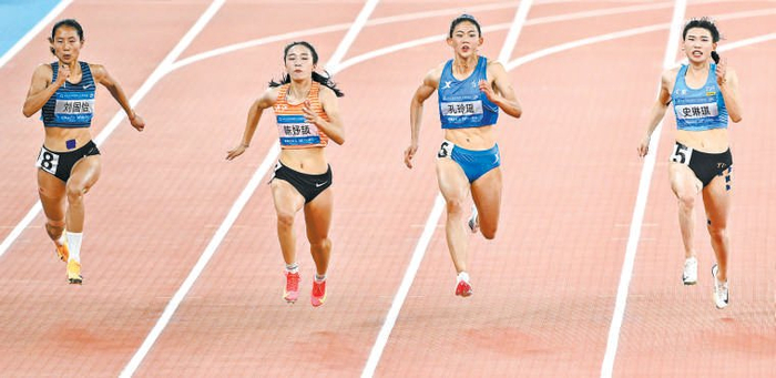 女子短跑100米决赛，陈妤颉（左二）在比赛中。 新华社 供图