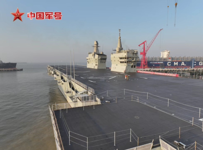 11月14日，海军四川舰开展首次海上航行试验。这是四川舰解缆启航。图源：中国军号