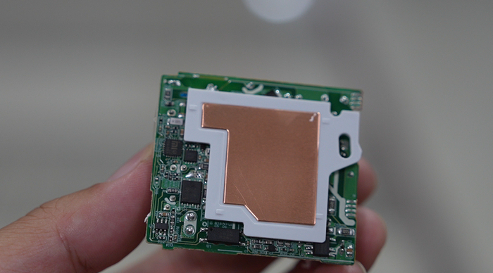 合格充电头中的散热铜片。图源：杭州消防