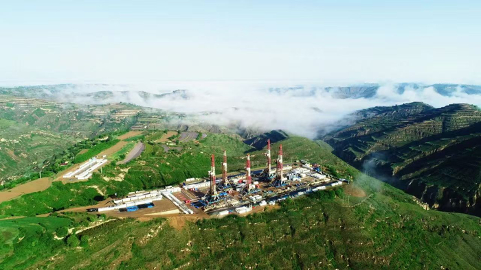 长庆油田庆城地区钻井作业现场。