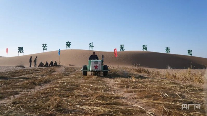 使用草方格压沙机作业（央广网发  徐晓玲  摄）