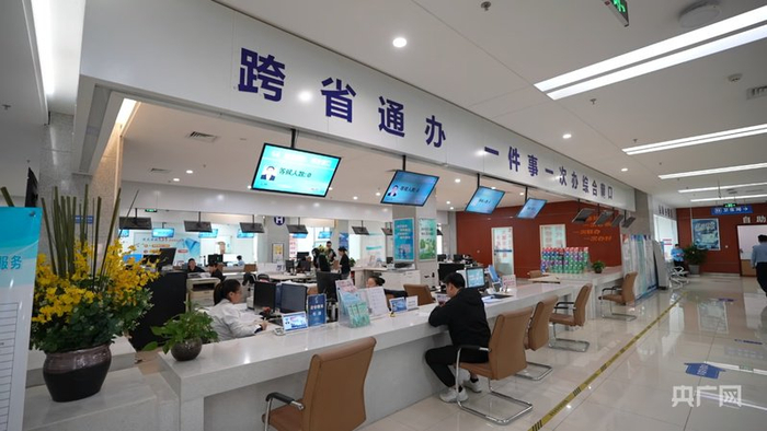 克拉玛依市政务服务中心  （央广网记者  丁安  摄）