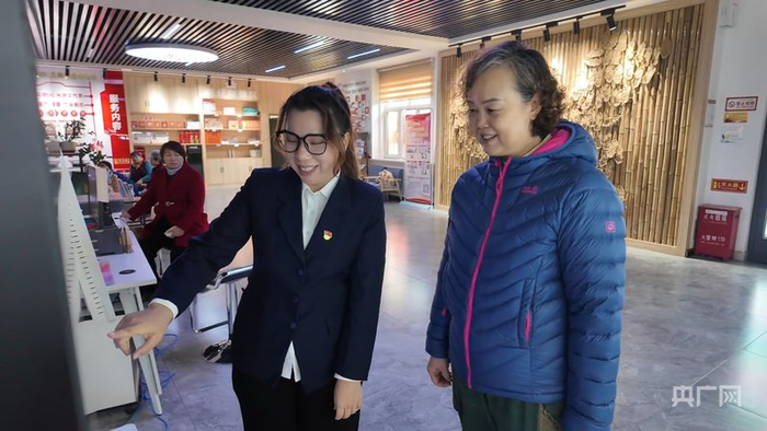 市民前来办理业务  （央广网发  何茵茵  摄）