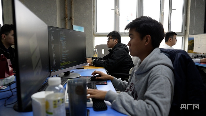 疆天科技工作人员正在处理数据  （央广网记者郭璁悦  摄）