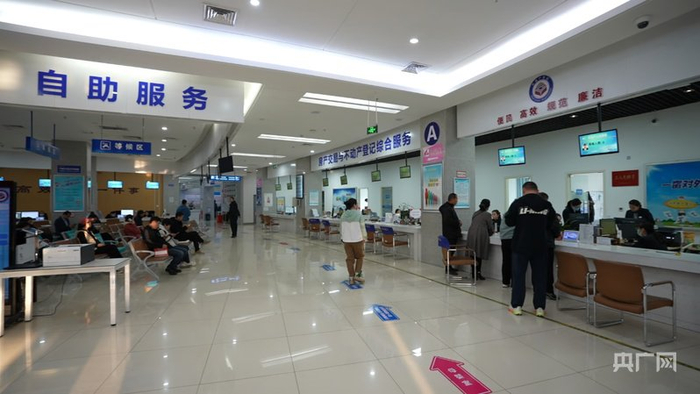 政务服务中心高效有序为民办事  （央广网记者丁安  摄）