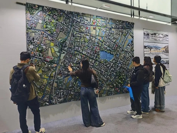 图为由牛仔布料拼接而成的城市俯瞰图。