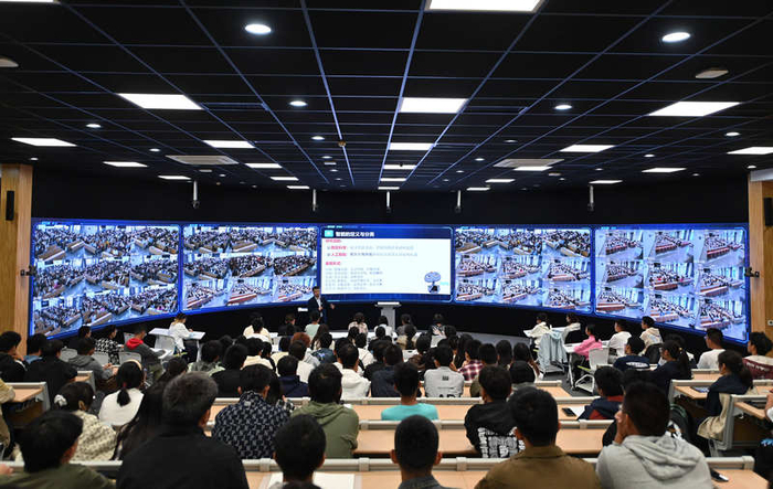 ▲资料图：某大学学生在课堂上。图/新华社