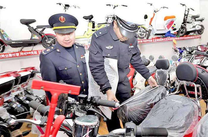 执法人员检查电动自行车是否符合国家规定。（新华社资料图）